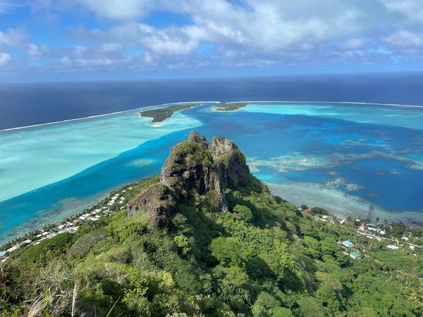 Quels circuits proposent des visites éducatives des fermes perlières à Tahiti ?